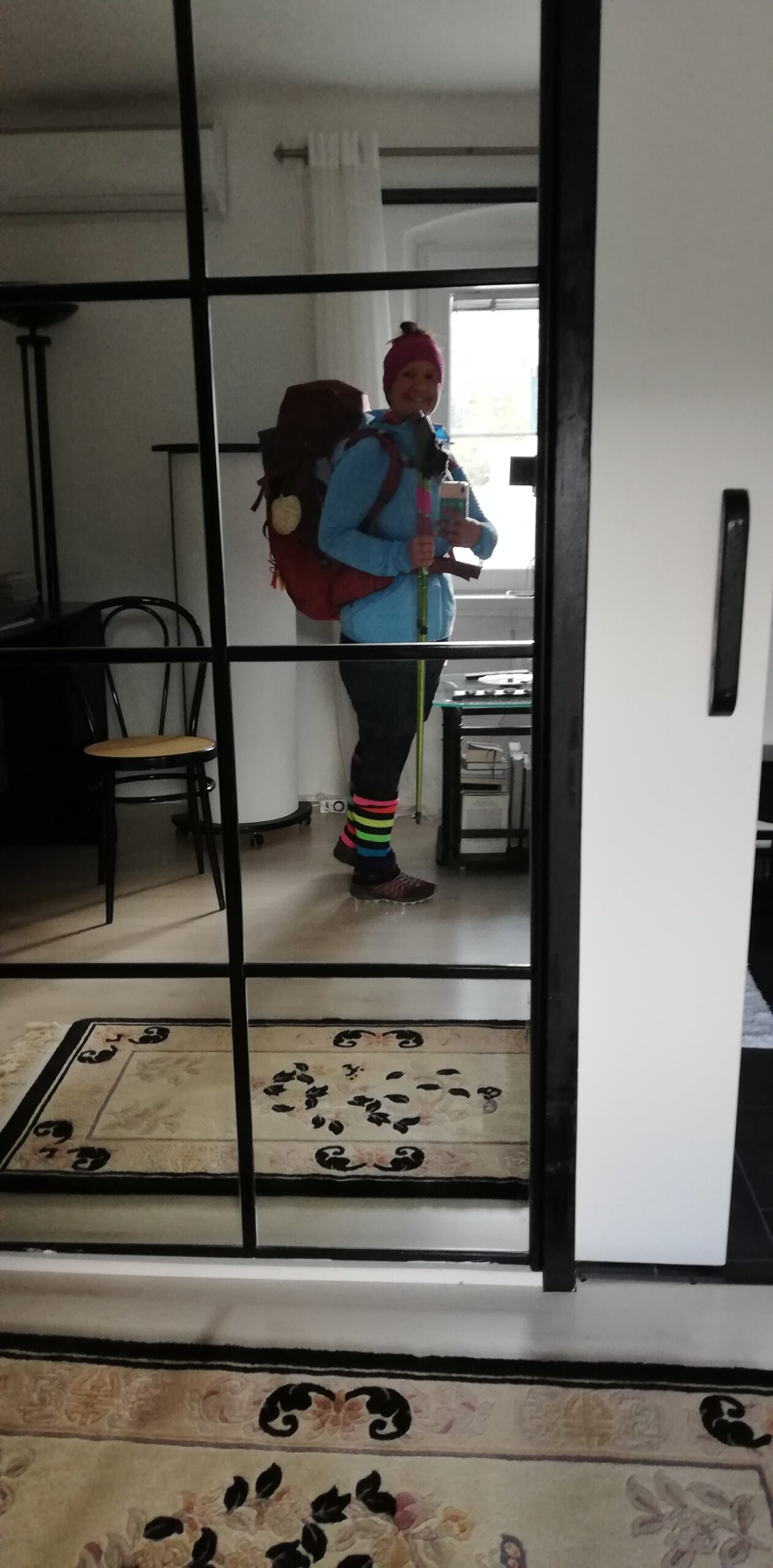 sil-spiegel Barfuss auf einem Weg