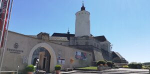 burgforchtenstein Barfuss auf einem Weg