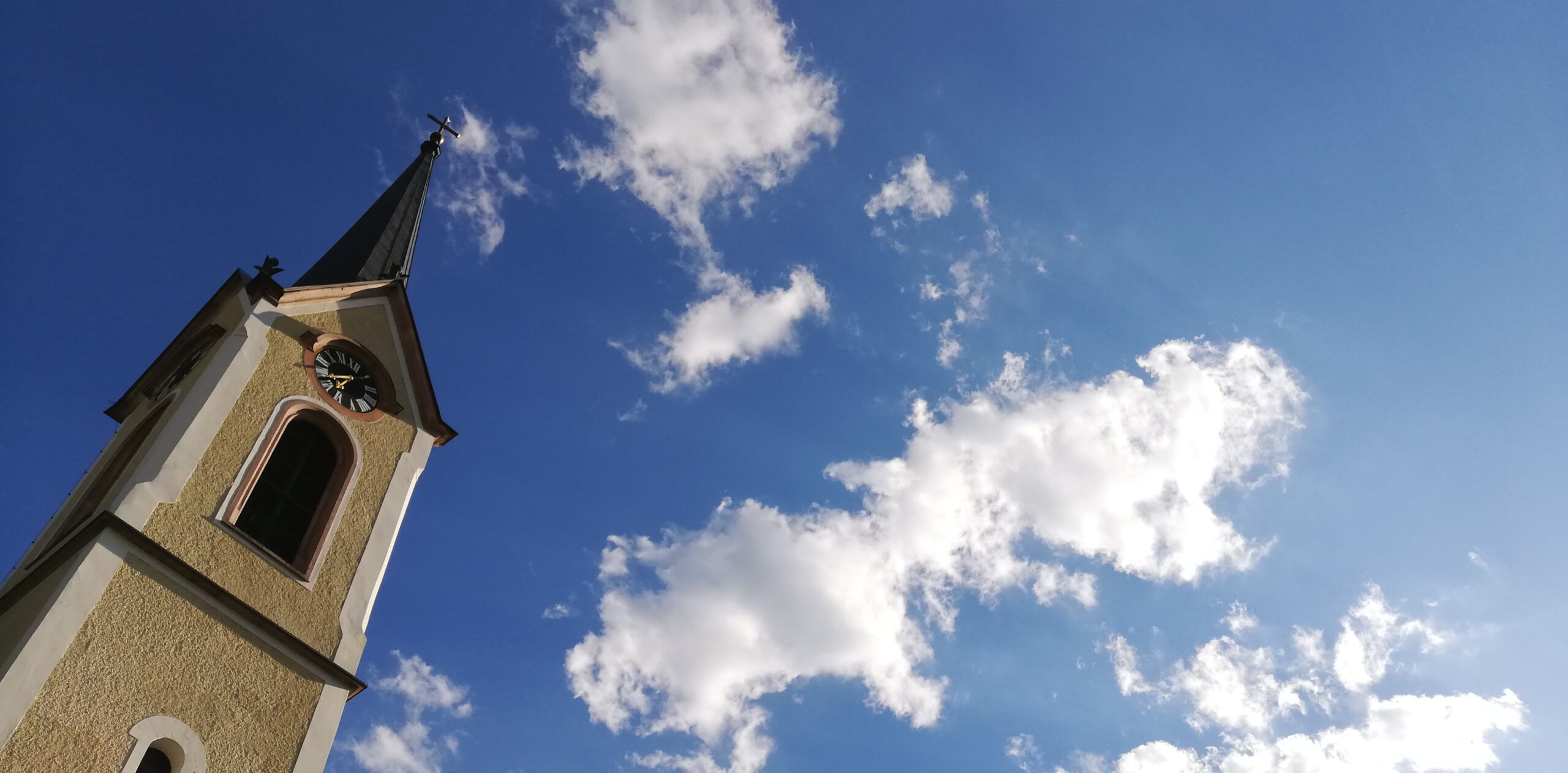 Badgoisernkirchehimmel Barfuss auf einem Weg