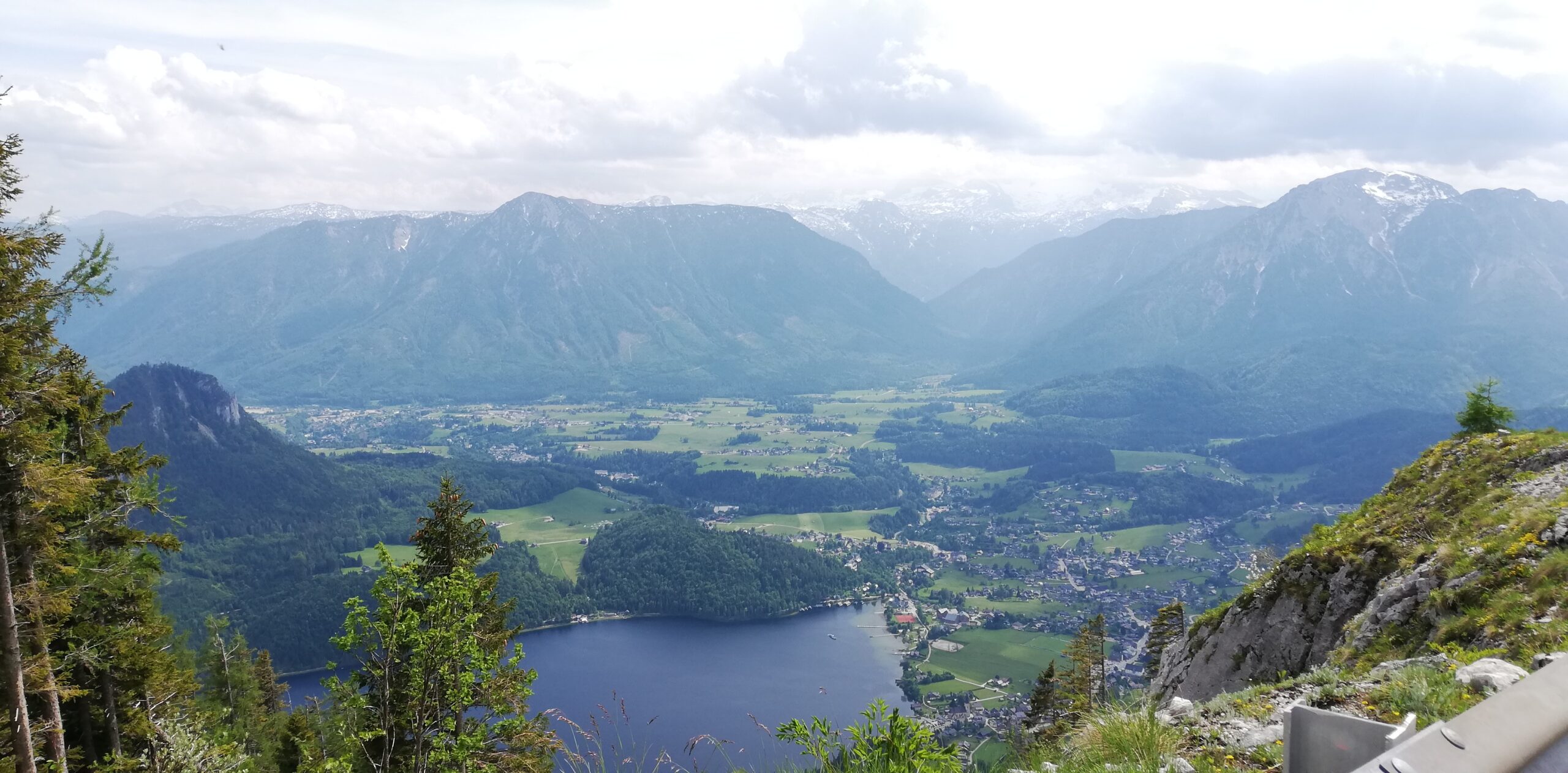 BlickaufAltaussee Barfuss auf einem Weg
