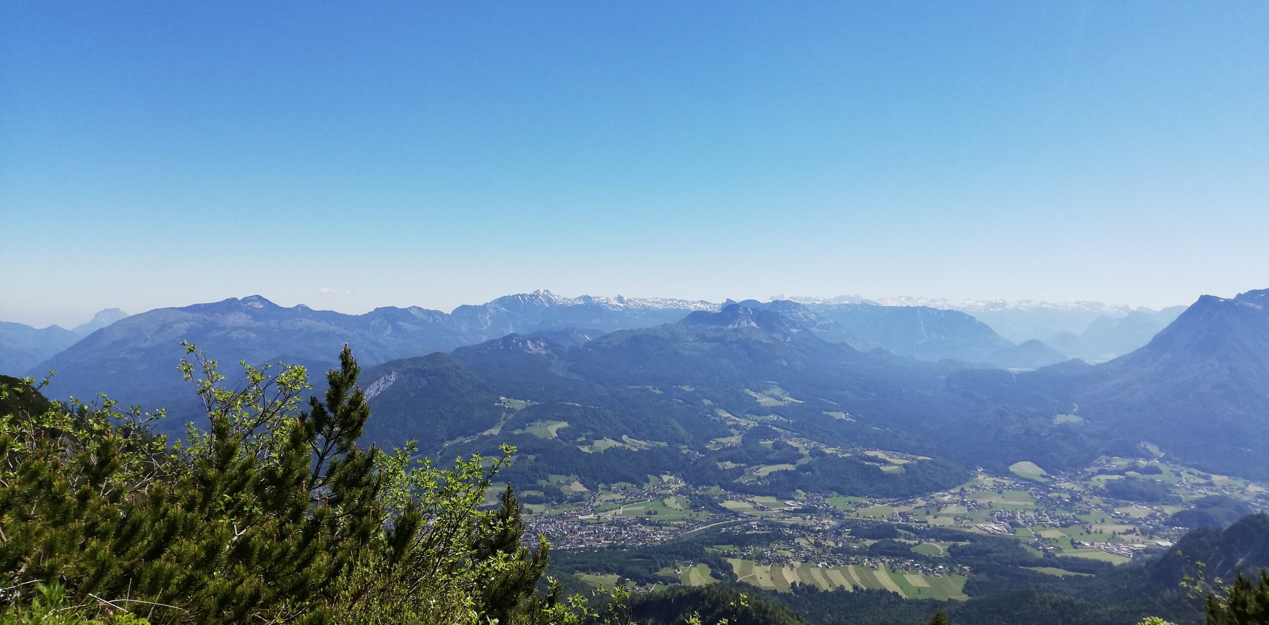 BlickaufTraunsteinPriel Barfuss auf einem Weg