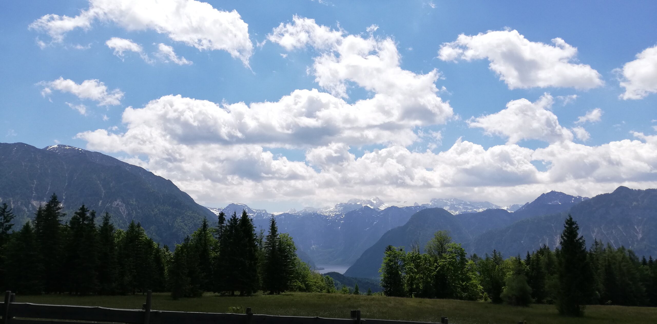 Blickdachstein Barfuss auf einem Weg