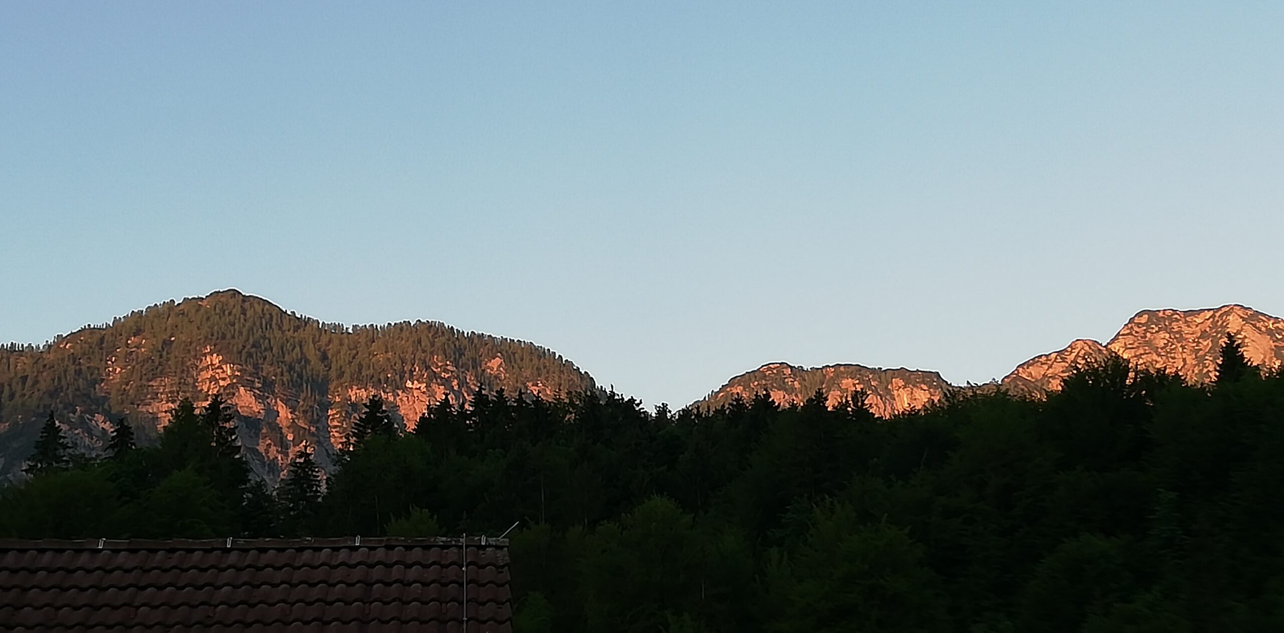Guten Morgen Barfuss auf einem Weg