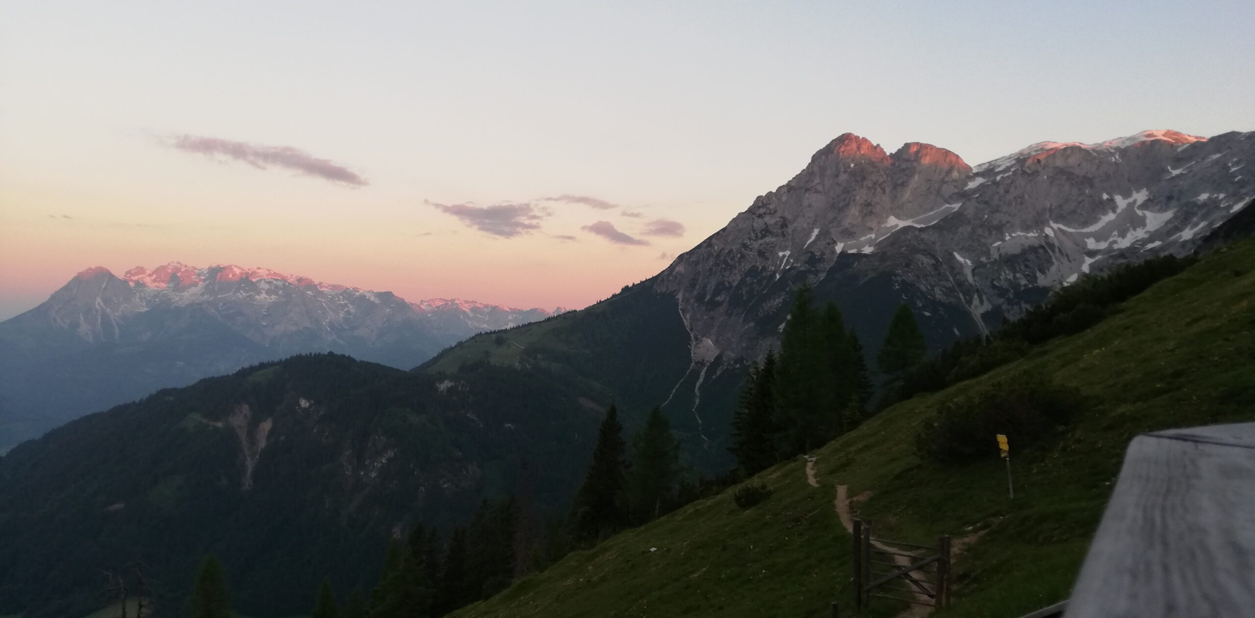 Barfuss auf einem Weg