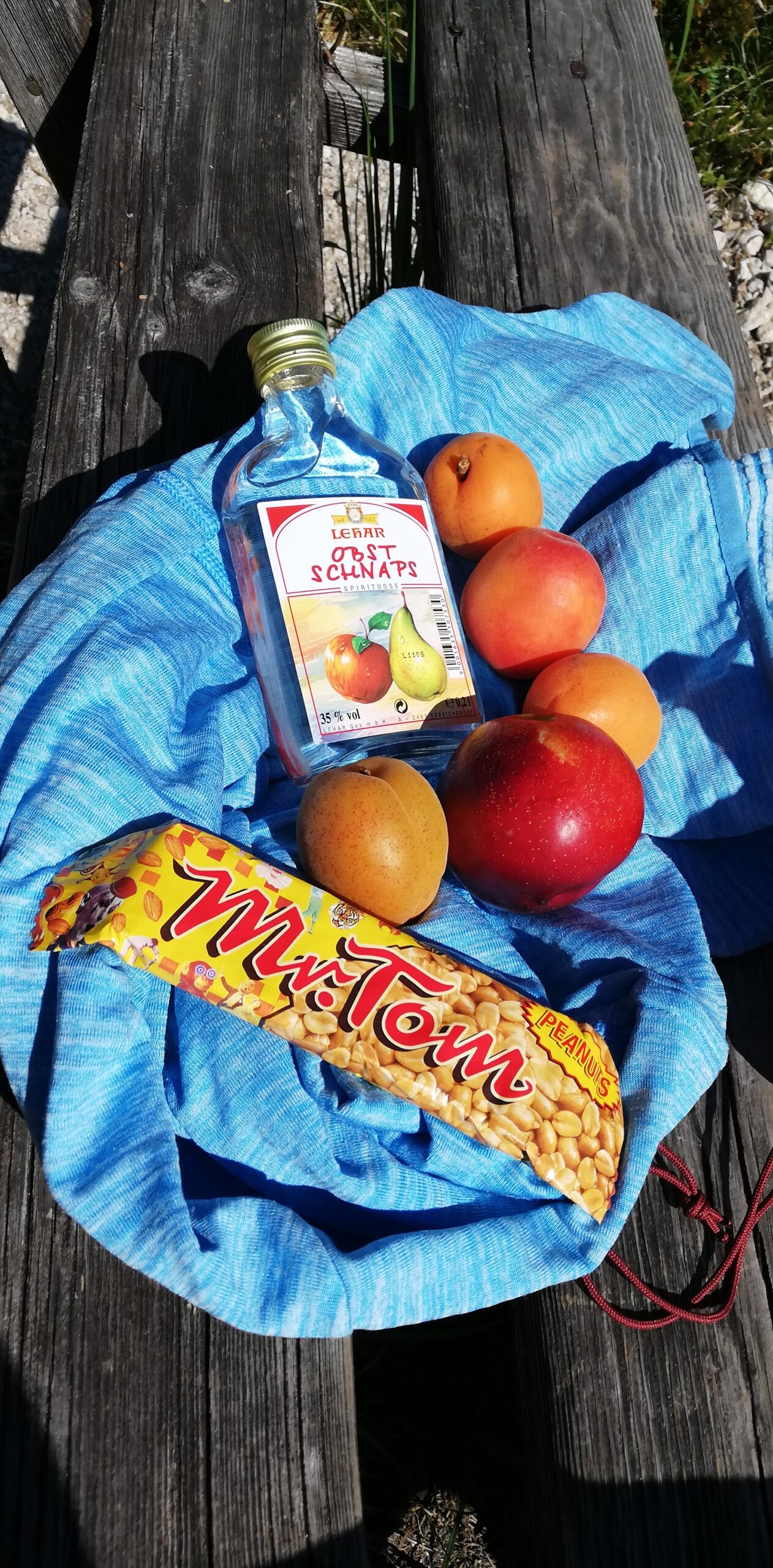 Obst Barfuss auf einem Weg